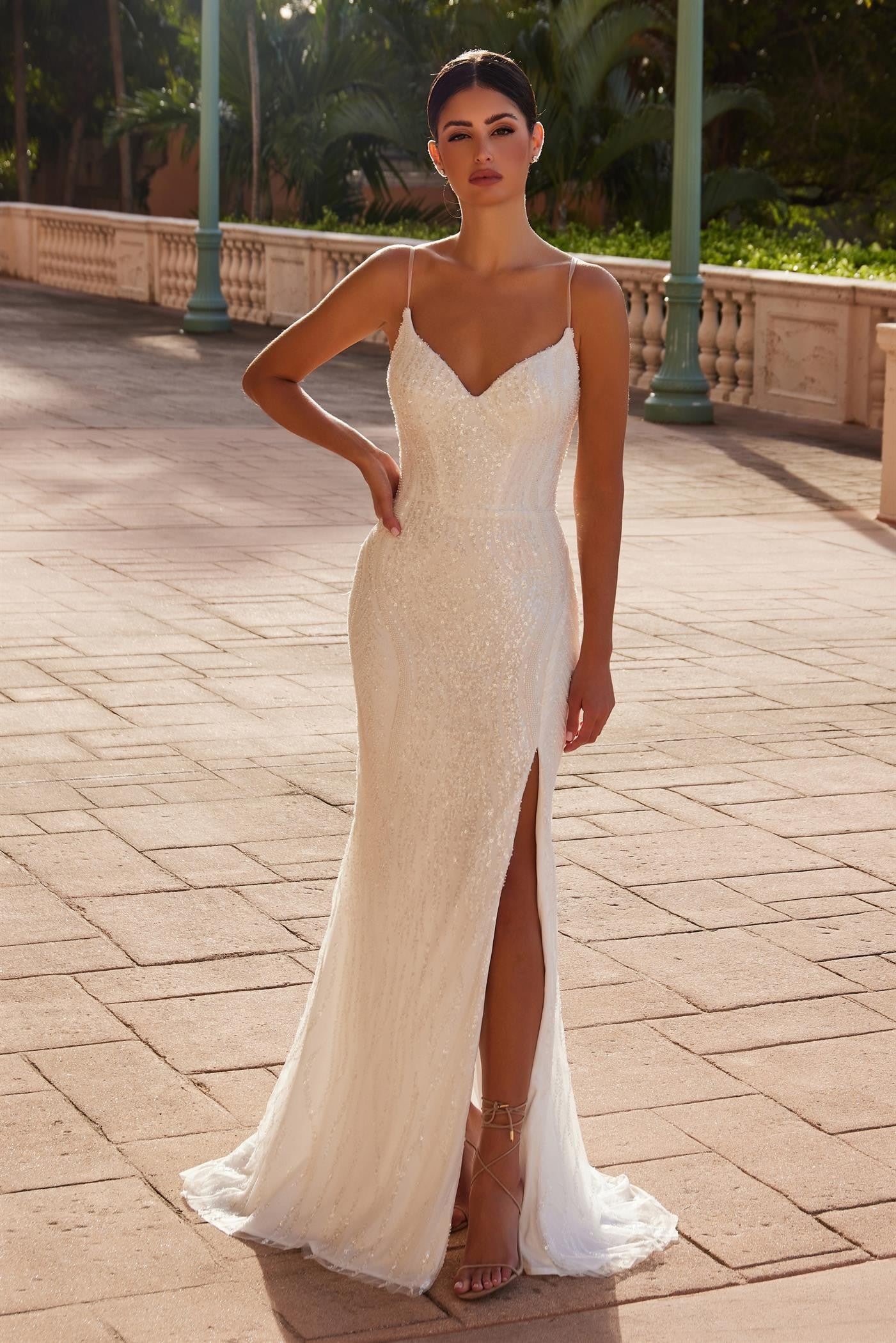 Long Dress With A V-neckline Spaghetti Straps Full E1535W