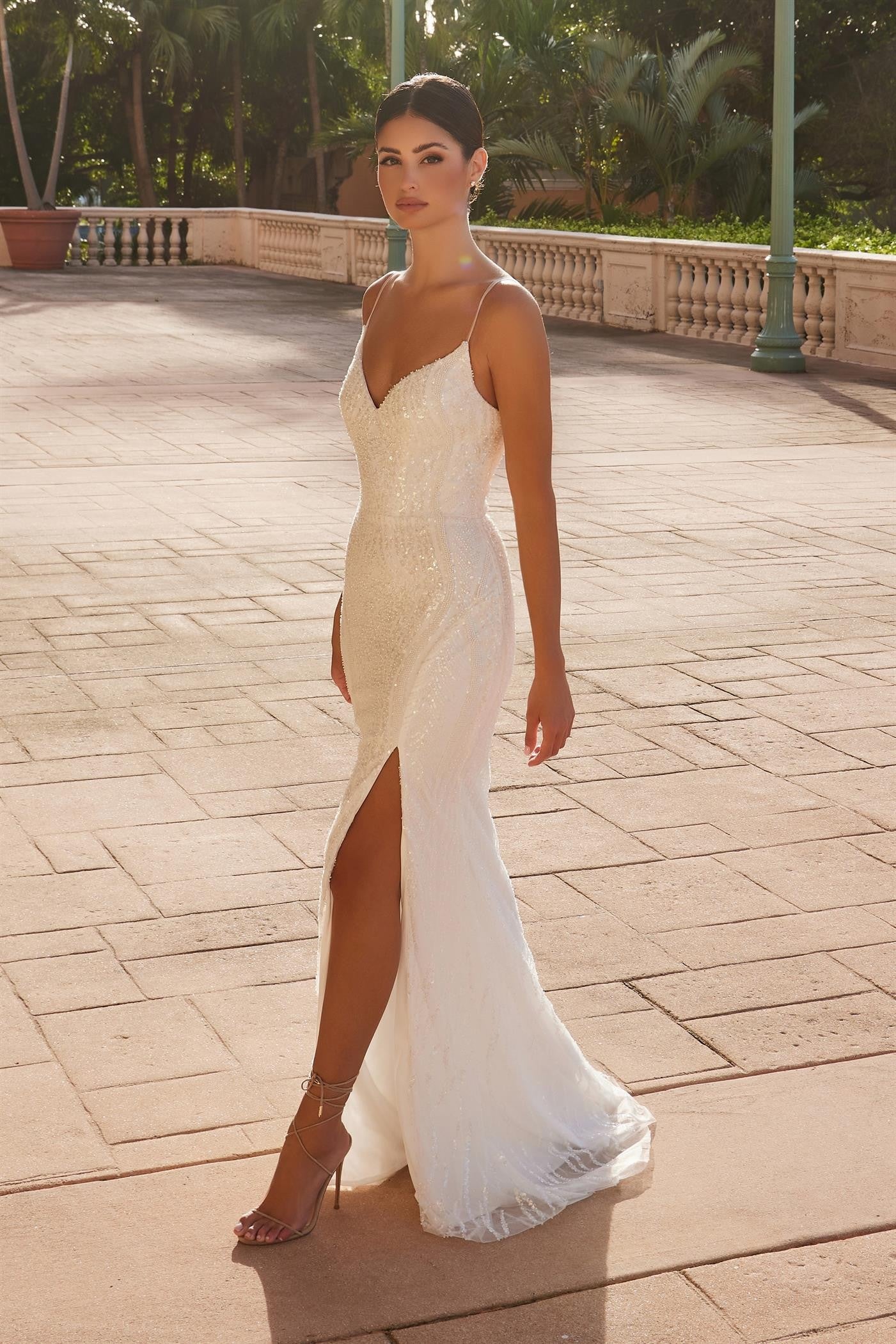 Long Dress With A V-neckline Spaghetti Straps Full E1535W